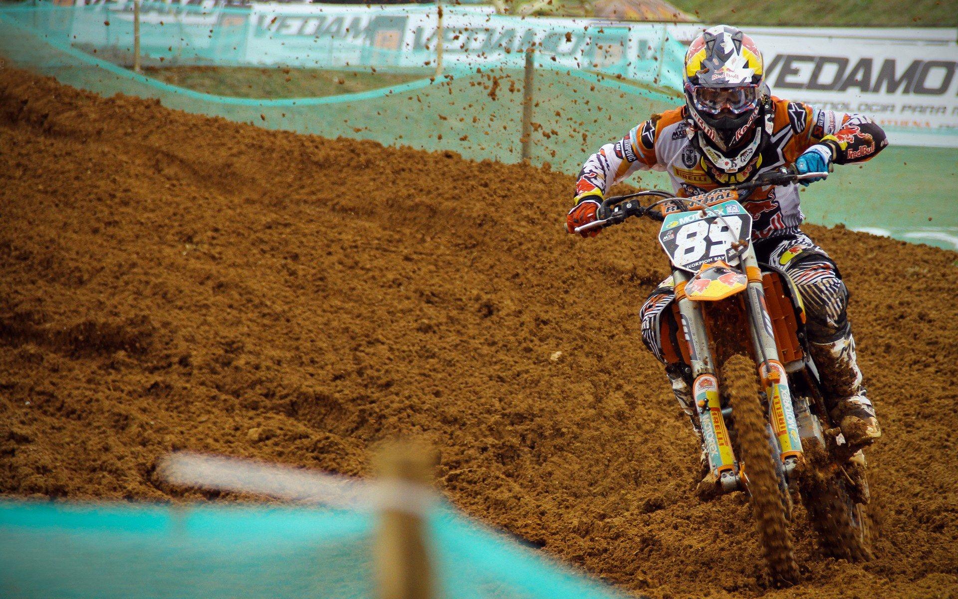 中国冰雪运动蓬勃发展，年轻选手国际赛场崭露头角