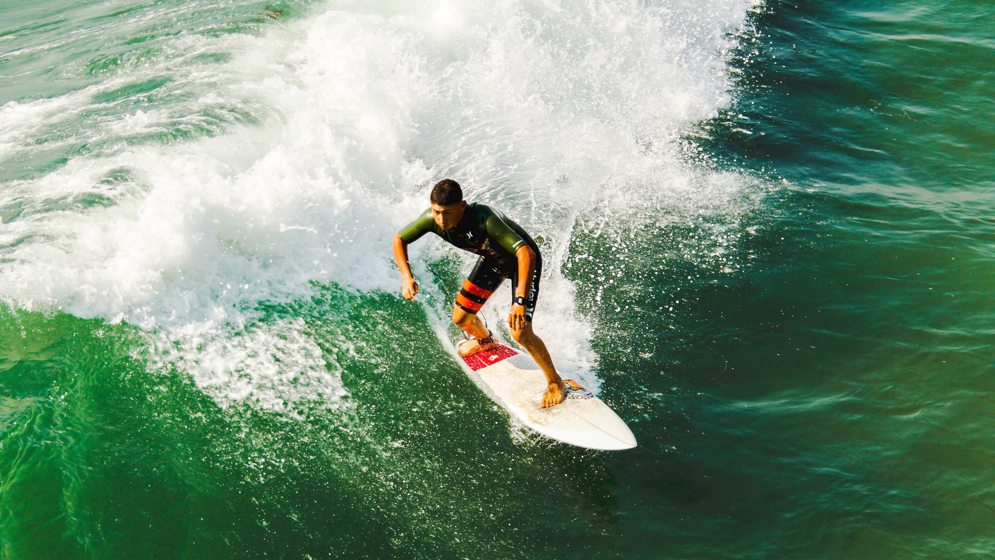 冰球联赛激战正酣，豪强对决引爆冬季热潮